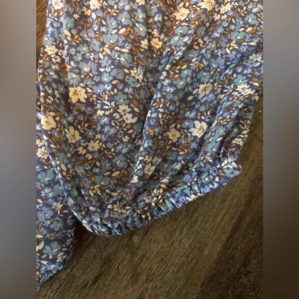 Lucky Brand Long Sleeve Blue Floral Pintuck babydoll button peasant blouse top L - Picture 5 of 9